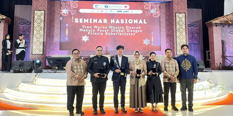 Seminar Nasional bertema “Tren Warna Wastra Daerah Menuju Pasar Global dengan Prinsip Keberlanjutan” di Grand Palace Convention Center, Kota Gorontalo, Jumat (24/4/2026).