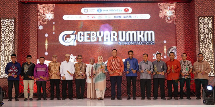 Gubernur Gorontalo, Gusnar Ismail, dan Wakil Gubernur Gorontalo, Idah Syahidah Rusli Habibie, dan Kepala Perwakilan BI Provinsi Gorontalo, Bambang Setya Permana, bersama kepala dan wakil kepala daerah kabupaten/kota se-Provinsi Gorontalo membunyikan polopalo menandai pembukaan Gebyar UMKM 2026, Jumat (24/4/2026).(Dok. BI Gorontalo)