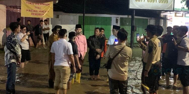 Gus fawait saat meninjau banjir Langung di Kecamatan Mumbulsari