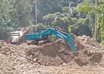 Salah satu alat berat excavator beraktivitas di Peti Tamaila, (Istimewa)