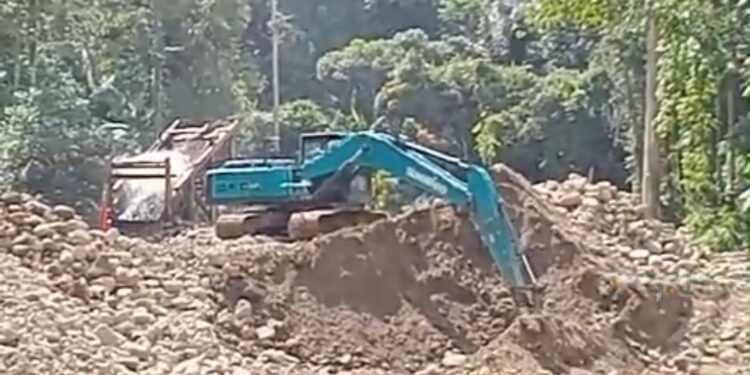 Salah satu alat berat excavator beraktivitas di Peti Tamaila, (Istimewa)