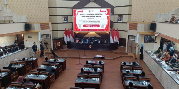 Bupati saat menghadiri  rapat paripurna Istimewa DPRD Jember
