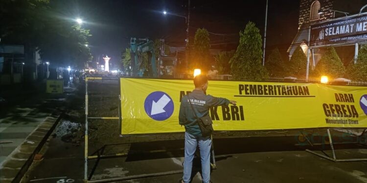 Proses pekerjaan proyek food street di jalan Kartini