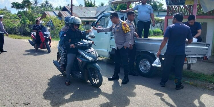 Polsek Wonosari bagikan ikan laut segar kepada masyarakat, Jum'at (17/04/2026) (Istimewa)