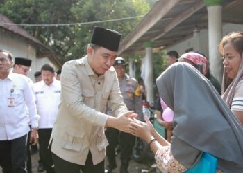 Bupati Jember berjabat tangan dengan warga. (Foto: Dok/Diskominfo Jember)