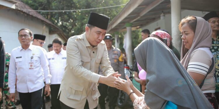 Bupati Jember berjabat tangan dengan warga. (Foto: Dok/Diskominfo Jember)