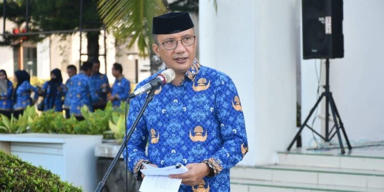 Wakil Bupati Boalemo, Lahmuddin Hambali, memimpin apel KORPRI, Senin (20/04/2026) (Prokopim Boalemo)
