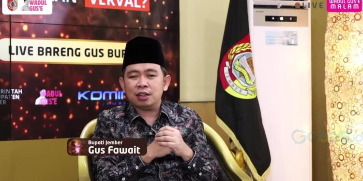 Bupati Jember Muhammad Fawait saat siaran live di kanal YouTube 'Wadul Guse'.