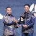 Mewakili Bupati Jember, Kadiskominfo Pemkab Jember saat Menerima penghargaan Beritajatim.com
