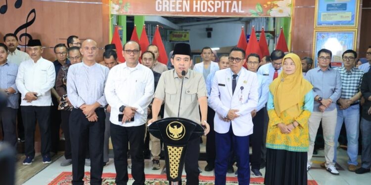 Bupati Jember dalam konferensi pers di pelataran RSD dr. Soebandi, Kamis (23/04/2026) malam