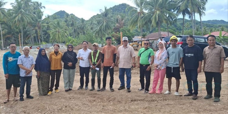 Komisi I DPRD Provinsi Gorontalo turun langsung memediasi sengketa lahan antara nelayan dan pihak pengembang proyek Kampung Nelayan Merah Putih (KNMP) di Desa Tolotio, Kecamatan Bone Pantai, Kabupaten Bone Bolango, Minggu (12/4/2026).(Foto:Dok. Humas Deprov Gorontalo)