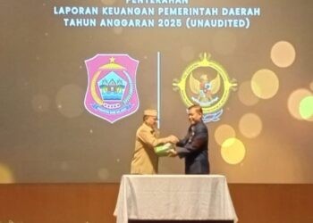 Bupati Bone Bolango, Ismet Mile menyerahkan Laporan Keuangan Pemerintah Daerah (LKPD) Unaudited Tahun Anggaran 2025 yang diterima langsung oleh Kepala Perwakilan BPK RI Provinsi Gorontalo Hery Purwanto, Selasa (31/3/2026). (Foto Istimewa)