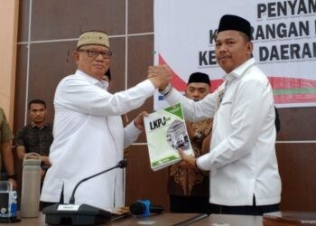 Bupati Ismet Mile saat menyerahkan LKPJ Tahun 2025 kepada Ketua DPRD, Faisal Yunus, Selasa (31/3/2026). (Foto Istimewa)