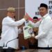 Bupati Ismet Mile saat menyerahkan LKPJ Tahun 2025 kepada Ketua DPRD, Faisal Yunus, Selasa (31/3/2026). (Foto Istimewa)