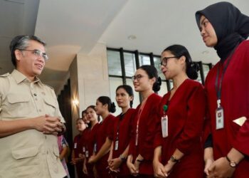 Menteri Ketenagakerjaan (Menaker) Yassierli meninjau pelaksanaan Magang Nasional 2025 di RS Bunda Thamrin Medan, Sumatera Utara, Rabu (22/4/2026). ANTARA/HO-Kemnaker RI/aa.
