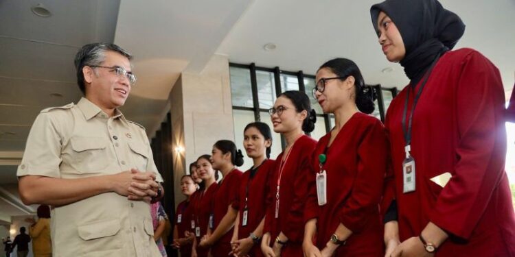 Menteri Ketenagakerjaan (Menaker) Yassierli meninjau pelaksanaan Magang Nasional 2025 di RS Bunda Thamrin Medan, Sumatera Utara, Rabu (22/4/2026). ANTARA/HO-Kemnaker RI/aa.