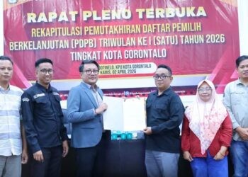 Penyerahan hasil rekapitulasi pada Rapat Pleno Terbuka Rekapitulasi PDPB Triwulan I Tahun 2026 tingkat Kota Gorontalo, Kamis (2/4/2026).