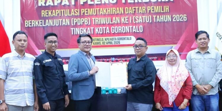 Penyerahan hasil rekapitulasi pada Rapat Pleno Terbuka Rekapitulasi PDPB Triwulan I Tahun 2026 tingkat Kota Gorontalo, Kamis (2/4/2026).