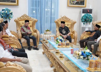 Presiden Partai Keadilan Sejahtera (PKS) Al Muzammil Yusuf saat silaturahmi dengan Gubernur Gusnar Ismail di rumah jabatannya, Jumat (10/4/2026). (Foto : Valen)