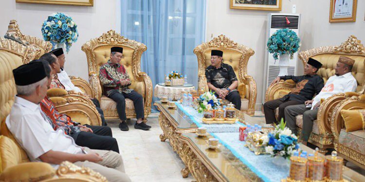 Presiden Partai Keadilan Sejahtera (PKS) Al Muzammil Yusuf saat silaturahmi dengan Gubernur Gusnar Ismail di rumah jabatannya, Jumat (10/4/2026). (Foto : Valen)