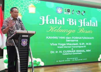 Gubernur Gorontalo Gusnar Ismail saat memberikan sambutan pada Halal Bihalal KAHMI/HMI – FORHATI/KOHATI yang turut dihadiri Wakil Menteri Transmigrasi Viva Yoga Mauladi bertempat di Aula Rumah Jabatan Gubernur, Rabu (8/4/2026). (Foto: Pemprov Gorontalo)