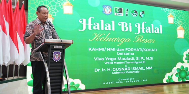 Gubernur Gorontalo Gusnar Ismail saat memberikan sambutan pada Halal Bihalal KAHMI/HMI – FORHATI/KOHATI yang turut dihadiri Wakil Menteri Transmigrasi Viva Yoga Mauladi bertempat di Aula Rumah Jabatan Gubernur, Rabu (8/4/2026). (Foto: Pemprov Gorontalo)