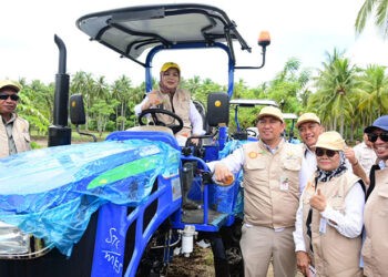 Wakil Gubernur Gorontalo Idah Syahidah Rusli Habibie, Kepala Pusat Penyuluhan Pertanian, BPPSDMP Kementerian Pertanian RI, Eko Nugroho Putro, serta stakeholder lainnya turun langsung ke sawah mengikuti kegiatan gerak tanam serempak di lokasi cetak sawah rakyat (CSR) seluas 10.000 hektare, di Desa Motolohu Selatan, Kecamatan Randangan, Kabupaten Pohuwato, Kamis (9/4/2026). Foto – Nova Diskominfotik.