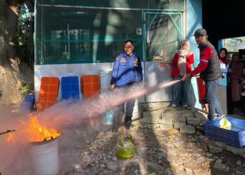 Pertamina Patra Niaga Regional Sulawesi memperkuat edukasi keselamatan bagi masyarakat melalui pelatihan penggunaan alat pemadam api ringan (APAR) yang digelar di Kelurahan Tamalabba dan Pattingalloang, Kecamatan Ujung Tanah, Kota Makassar, Senin (27/4/2026).