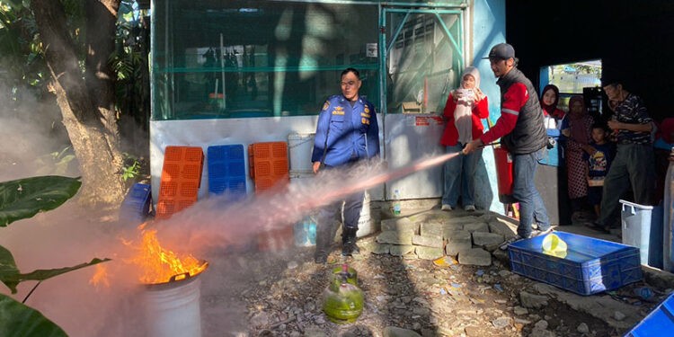 Pertamina Patra Niaga Regional Sulawesi memperkuat edukasi keselamatan bagi masyarakat melalui pelatihan penggunaan alat pemadam api ringan (APAR) yang digelar di Kelurahan Tamalabba dan Pattingalloang, Kecamatan Ujung Tanah, Kota Makassar, Senin (27/4/2026).
