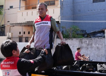 PT Pertamina Patra Niaga Regional Sulawesi menyalurkan ratusan paket sembako kepada masyarakat pra sejahtera dan pekerja di Sulawesi Selatan menjelang Hari Buruh