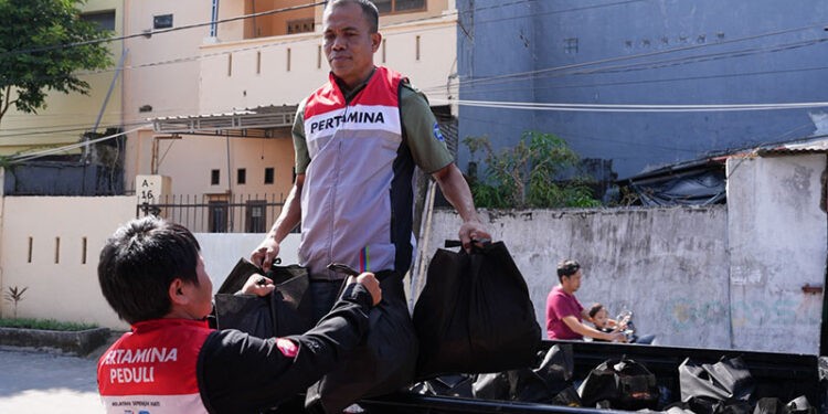PT Pertamina Patra Niaga Regional Sulawesi menyalurkan ratusan paket sembako kepada masyarakat pra sejahtera dan pekerja di Sulawesi Selatan menjelang Hari Buruh