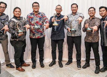 Penghargaan 6 PROPER bagi Pertamina Patra Niaga Regional Sulawesi yang diserahkan pada acara yang berlangsung di Sasono Langen Budoyo, Taman Mini Indonesia Indah, Jakarta Timur, Selasa (7/4).