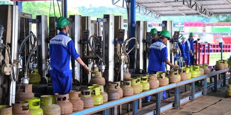 Pertamina Patra Niaga Regional Sulawesi menegaskan informasi yang beredar di media sosial terkait adanya biaya pendaftaran pangkalan dan sub pangkalan LPG 3 kilogram adalah tidak benar