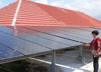 Petugas melakukan pembersihan panel pada pembangkit listrik tenaga surya (PLTS) atap yang dikembangkan di kantor Dinas Peternakan dan Perikanan (Disnakkan) Kabupaten Magetan, Jawa Timur. ANTARA/HO-Diskominfo Kab Magetan