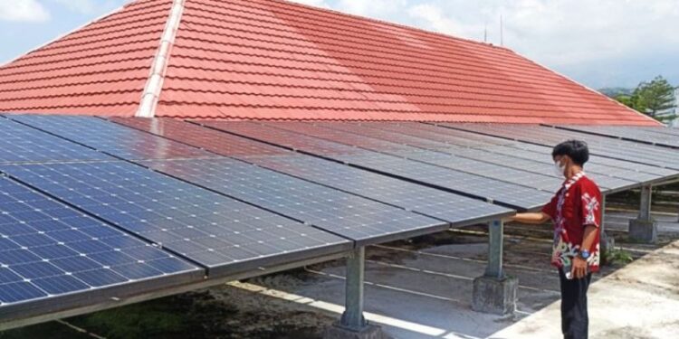 Petugas melakukan pembersihan panel pada pembangkit listrik tenaga surya (PLTS) atap yang dikembangkan di kantor Dinas Peternakan dan Perikanan (Disnakkan) Kabupaten Magetan, Jawa Timur. ANTARA/HO-Diskominfo Kab Magetan