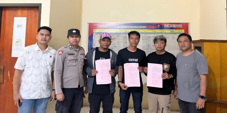 Tersangka masing-masing berinisial FLAD alias Feri, DP alias Darmin, dan SS alias Riyan saat ditahan Polres Pohuwato.