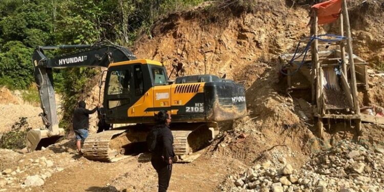 Satu unit Excavator tak bertuan ditemukan di lokasi PETI Kecamatan Buntulia, Kabupaten Pohuwato, Gorontalo.(F. Polres Pohuwato)