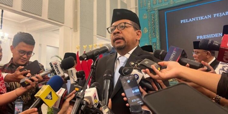 Kepala Badan komunikasi Pemerintah RI Muhammad Qodari menjawab pertanyaan wartawan di Istana Negara, Jakarta, Senin (27/4/2026). (ANTARA/Fathur Rochman)