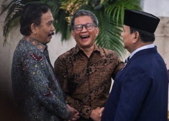 Presiden Prabowo Subianto (kanan) berbincang dengan Akademisi Rocky Gerung (tengah) dan Ketua Dewan Direktur Great Institute Syahganda Nainggolan (kiri) usai pelantikan pejabat baru dalam Kabinet Merah Putih di Istana Negara, Jakarta, Senin (27/4/2026). ANTARA/Bayu Pratama
