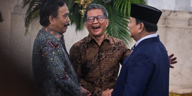 Presiden Prabowo Subianto (kanan) berbincang dengan Akademisi Rocky Gerung (tengah) dan Ketua Dewan Direktur Great Institute Syahganda Nainggolan (kiri) usai pelantikan pejabat baru dalam Kabinet Merah Putih di Istana Negara, Jakarta, Senin (27/4/2026). ANTARA/Bayu Pratama