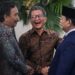 Presiden Prabowo Subianto (kanan) berbincang dengan Akademisi Rocky Gerung (tengah) dan Ketua Dewan Direktur Great Institute Syahganda Nainggolan (kiri) usai pelantikan pejabat baru dalam Kabinet Merah Putih di Istana Negara, Jakarta, Senin (27/4/2026). ANTARA/Bayu Pratama