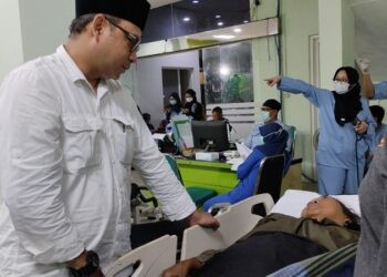 Pj. Sekda Jember Ahmad Helmi Luqman saat membesuk ASN yang mengalami kecelakaan di medan ekstrem.