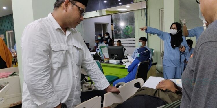 Pj. Sekda Jember Ahmad Helmi Luqman saat membesuk ASN yang mengalami kecelakaan di medan ekstrem.