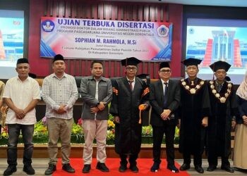 Pose bersama Dr Sophian Rahmola bersama Penguji Eksternal Dr. Parsadaan Harahap, S.P, M.Si serta unsur Pimpinan KPU Provinsi Gorontalo.