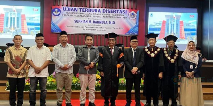 Pose bersama Dr Sophian Rahmola bersama Penguji Eksternal Dr. Parsadaan Harahap, S.P, M.Si serta unsur Pimpinan KPU Provinsi Gorontalo.