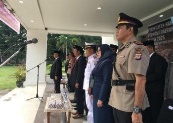 Bupati Ismet Mile saat menjadi Inspektur Upacara Peringatan Hari Otonomi Daerah ke-30 tingkat Kabupaten Bone Bolango yang digelar di Halaman Kantor Bupati, Senin (27/4/2026). (Foto Indra/Gopos)