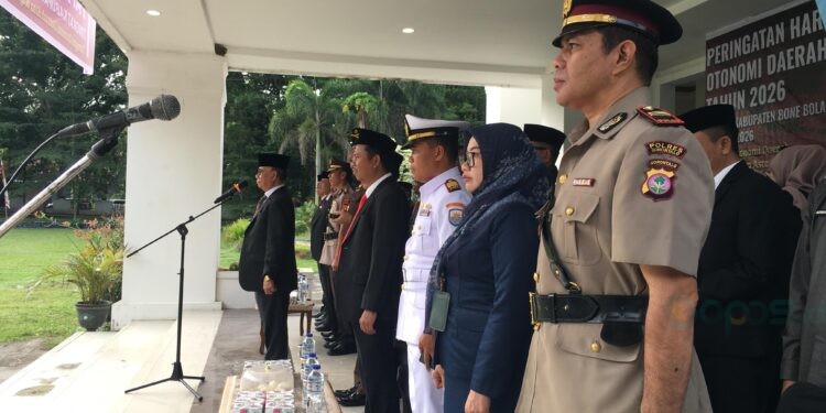 Bupati Ismet Mile saat menjadi Inspektur Upacara Peringatan Hari Otonomi Daerah ke-30 tingkat Kabupaten Bone Bolango yang digelar di Halaman Kantor Bupati, Senin (27/4/2026). (Foto Indra/Gopos)