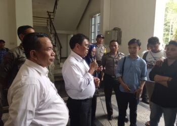 Sekda Iwan Mustapa saat menerima massa aksi dari Aliansi Masyarakat dan Mahasiswa Bone Bolango di Lobby Kantor Bupati Bone Bolango, Senin (27/4/2026). (Foto Indra/Gopos)