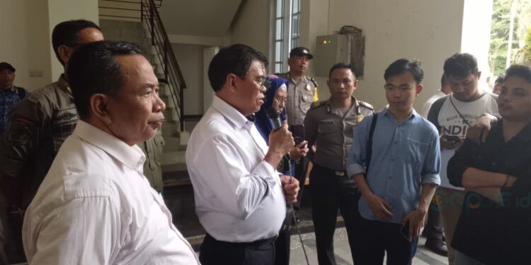 Sekda Iwan Mustapa saat menerima massa aksi dari Aliansi Masyarakat dan Mahasiswa Bone Bolango di Lobby Kantor Bupati Bone Bolango, Senin (27/4/2026). (Foto Indra/Gopos)