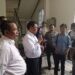 Sekda Iwan Mustapa saat menerima massa aksi dari Aliansi Masyarakat dan Mahasiswa Bone Bolango di Lobby Kantor Bupati Bone Bolango, Senin (27/4/2026). (Foto Indra/Gopos)